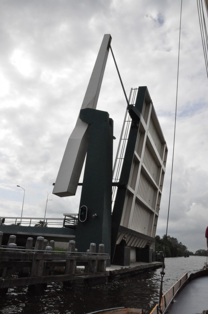 Jetzt sehen wir endlich mal eine Kanalbrücke aus einer anderen Perspektive