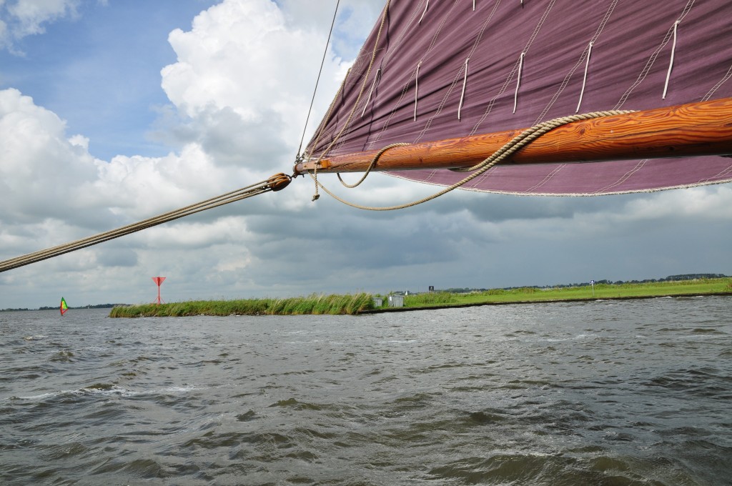 Ruhige Fahrt und leicht geraffte Segel