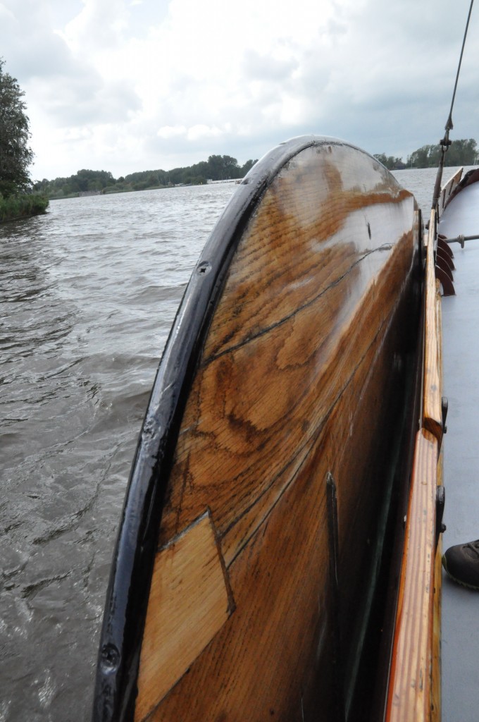 Auf jeder Seite des Skutsje befindet sich eines dieser Schwerter, das den fehlenden Kiel ersetzt 