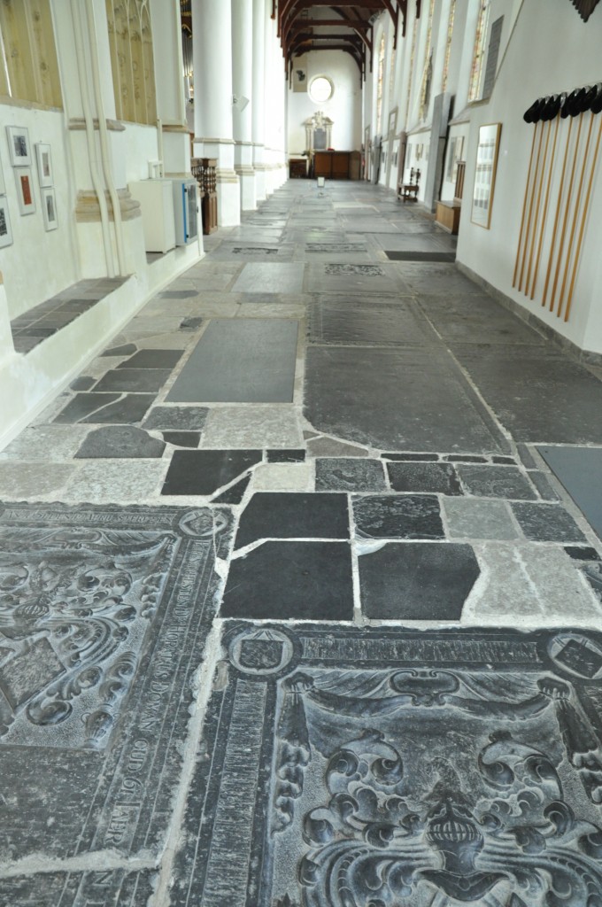 Sint Martinisplantsoen. Kirche mit Grabplatten im Hauptgang