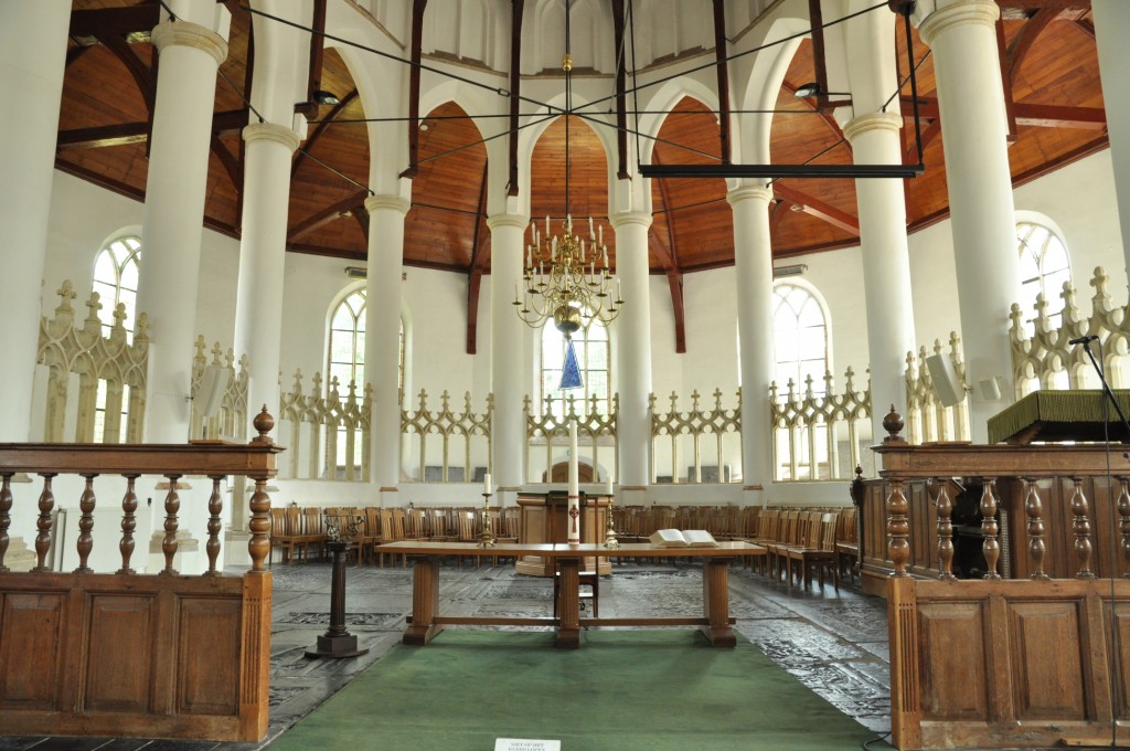 Sint Martinisplantsoen. Kirche mit Altarraum