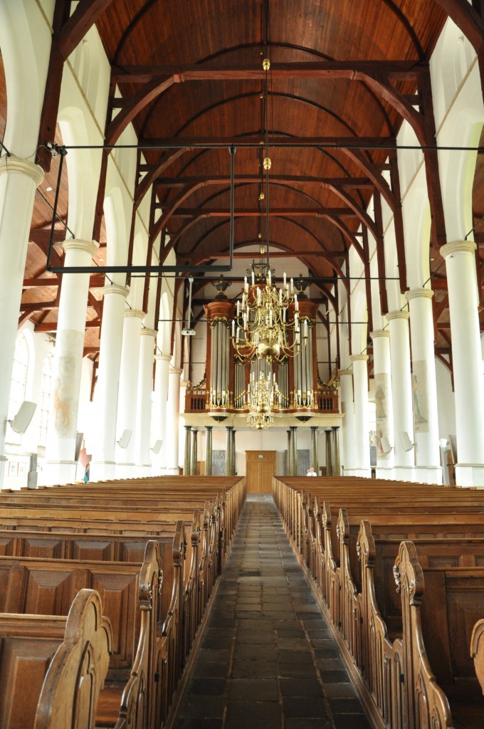 Sint Martinisplantsoen. Kirche mit Kirchenschiff