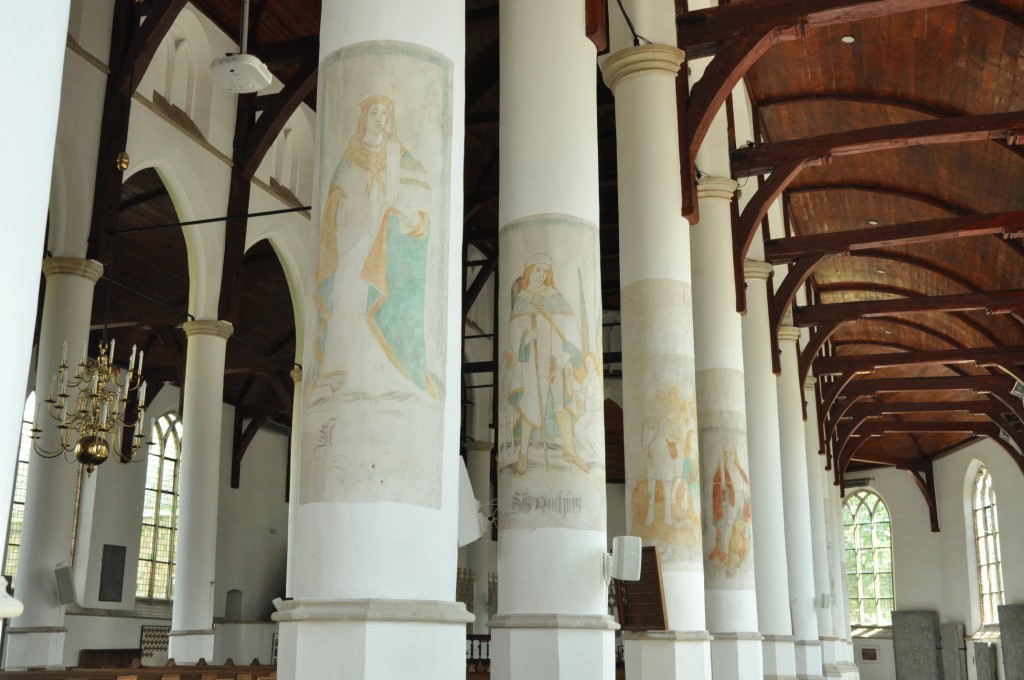 Kirche am Sint Martinisplatsoen mit bemalten Säulen von Heiligenbildern. 